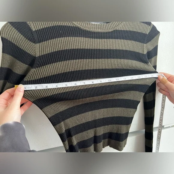 CLEARANCE Women’s Small Cropped Striped Black and Green Ribbed Sweater - Picture 4 of 8